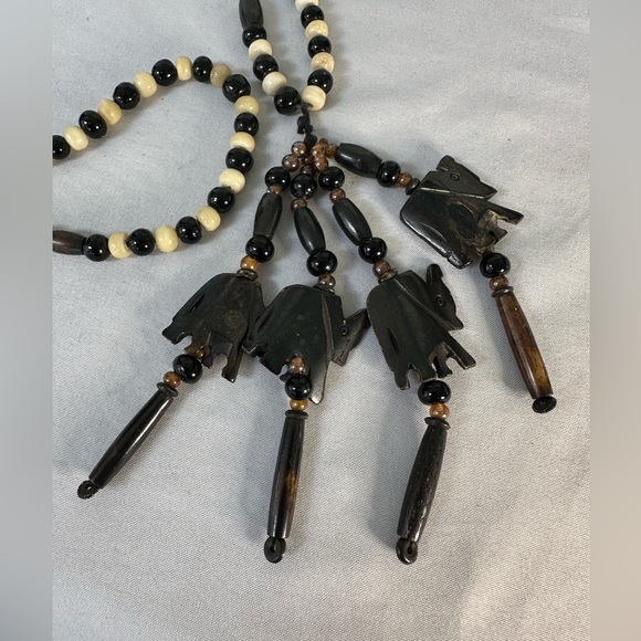 Carved elephant tassel trade bead necklace - Picture 3 of 6